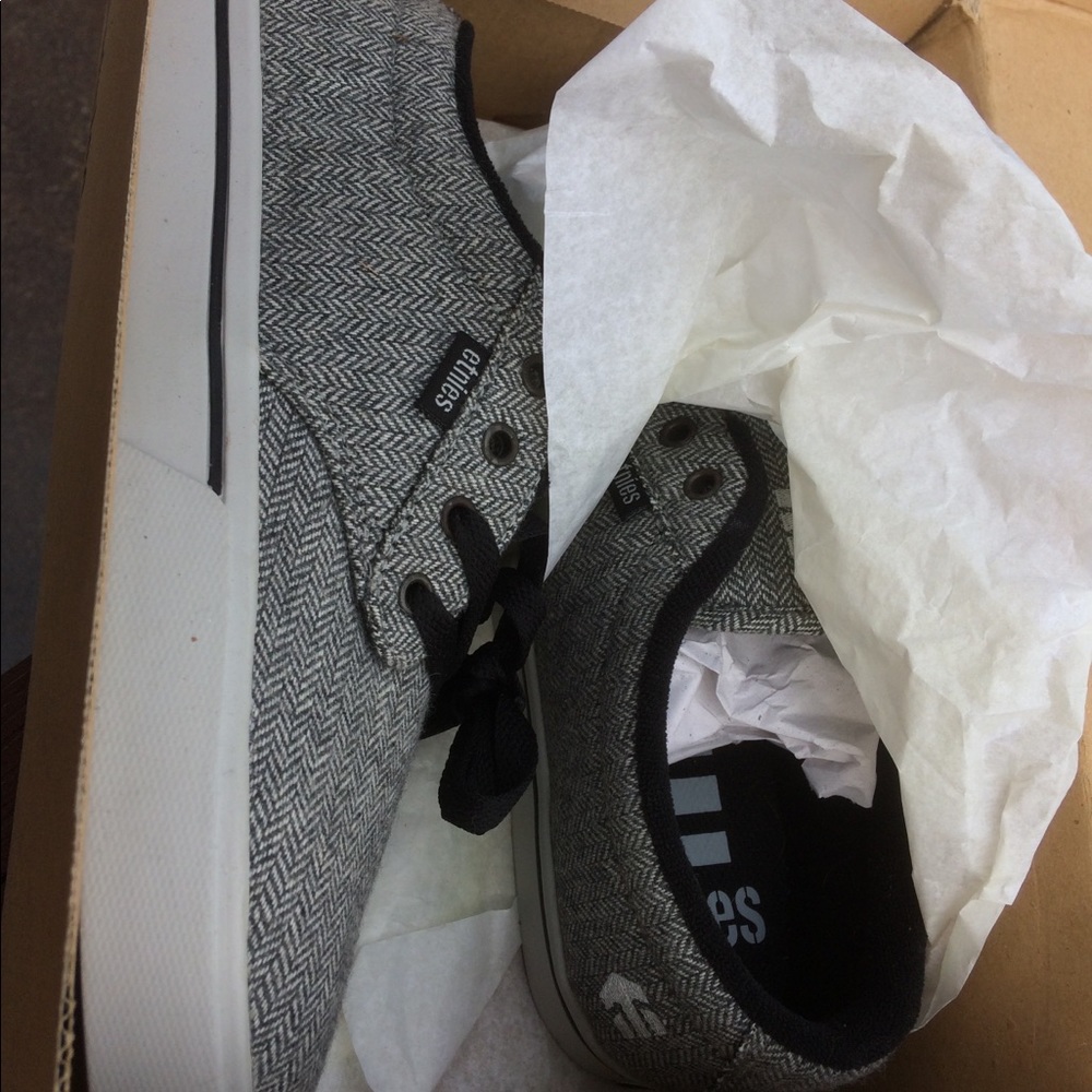 Brand new never worn size 7.5 men’s Etnies!!